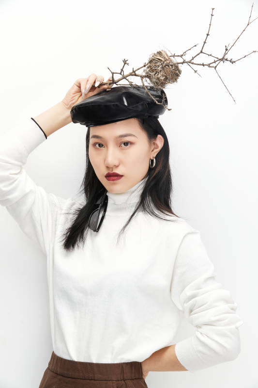 身穿复古服装的亚洲少女人像图片