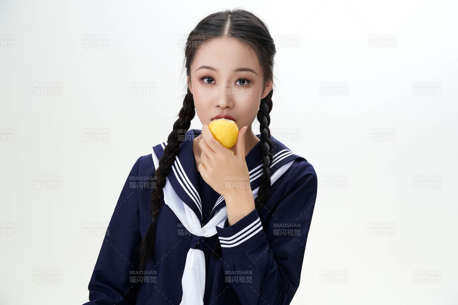 吃水果的亚洲东方长发少女图片