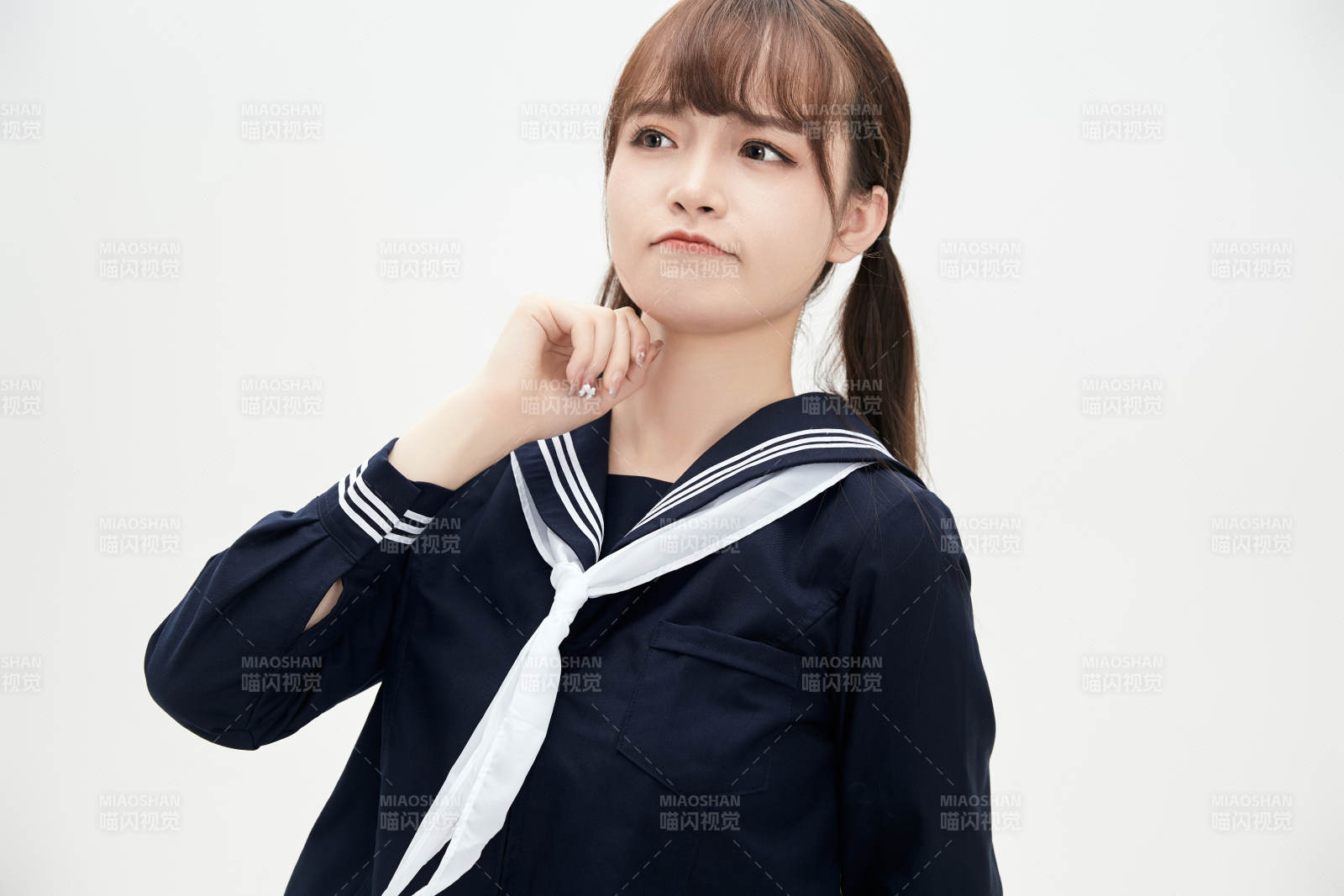 身穿日系高中制服的美丽少女图片