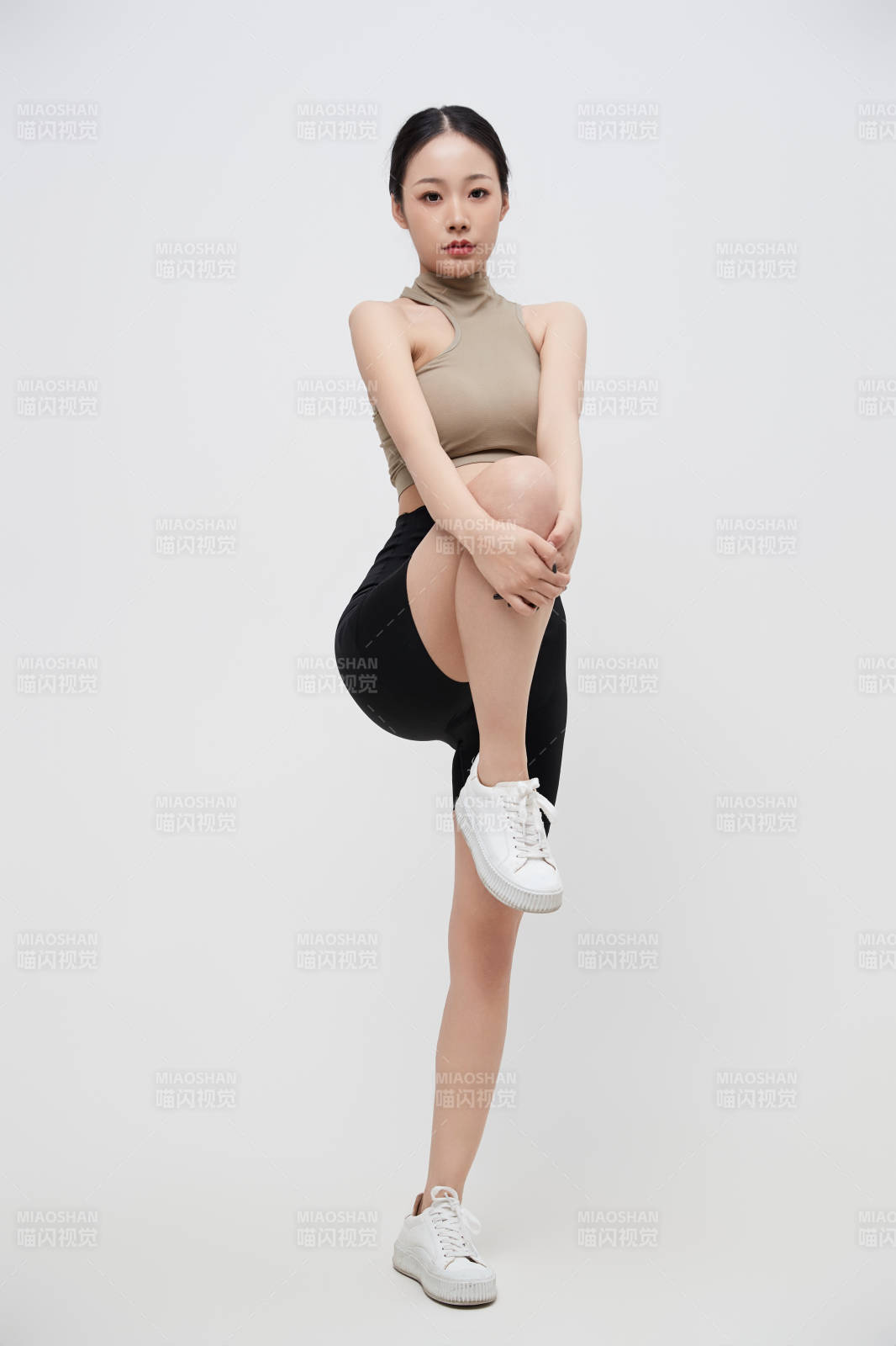 穿着运动服的亚洲美女图片