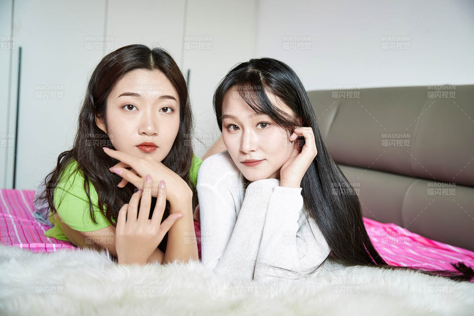 坐在床上玩耍的年轻亚洲美女闺蜜图片