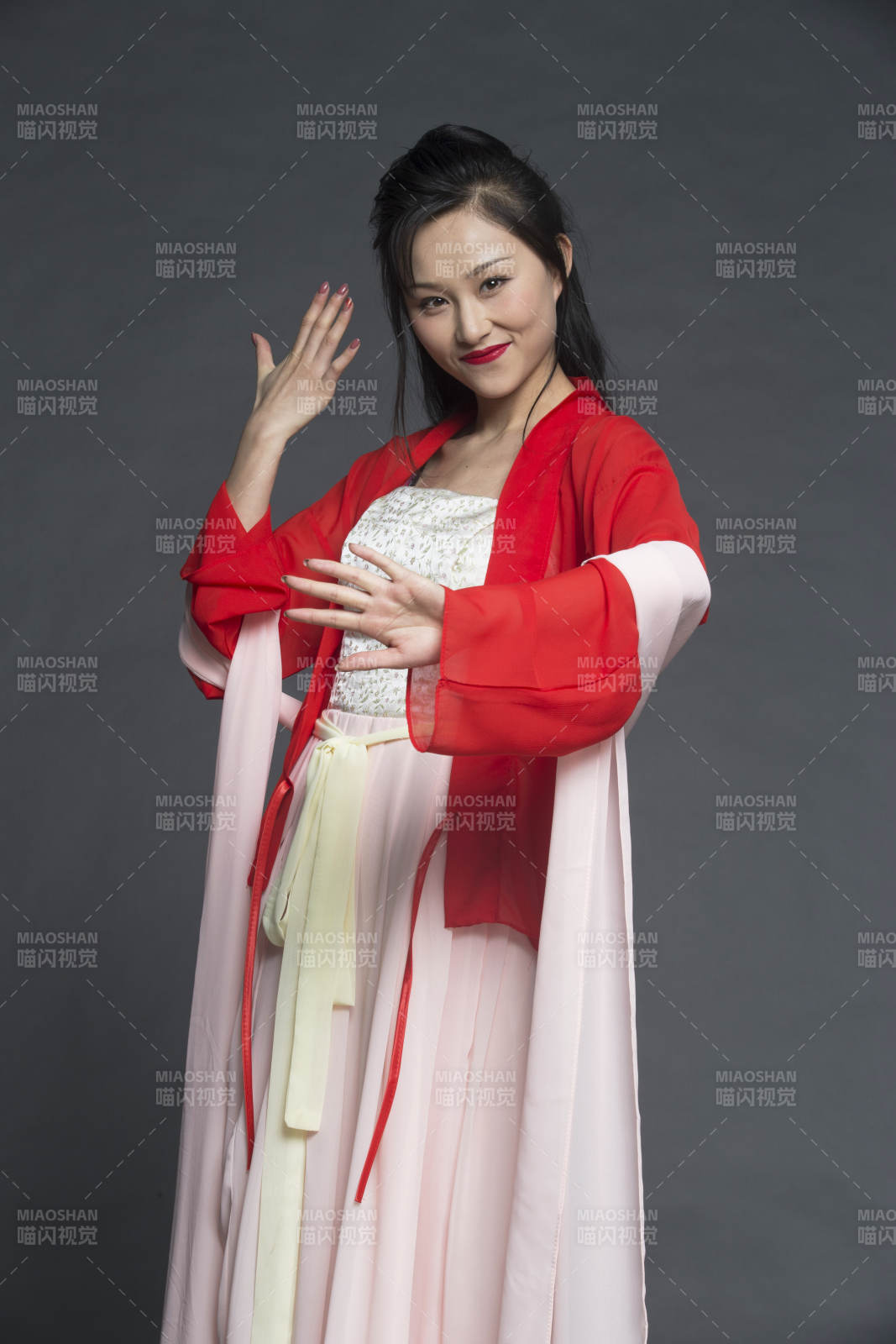 身穿古装的汉服女性人像汉服影棚拍摄图片