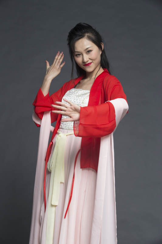 身穿古装的汉服女性人像汉服影棚拍摄图片