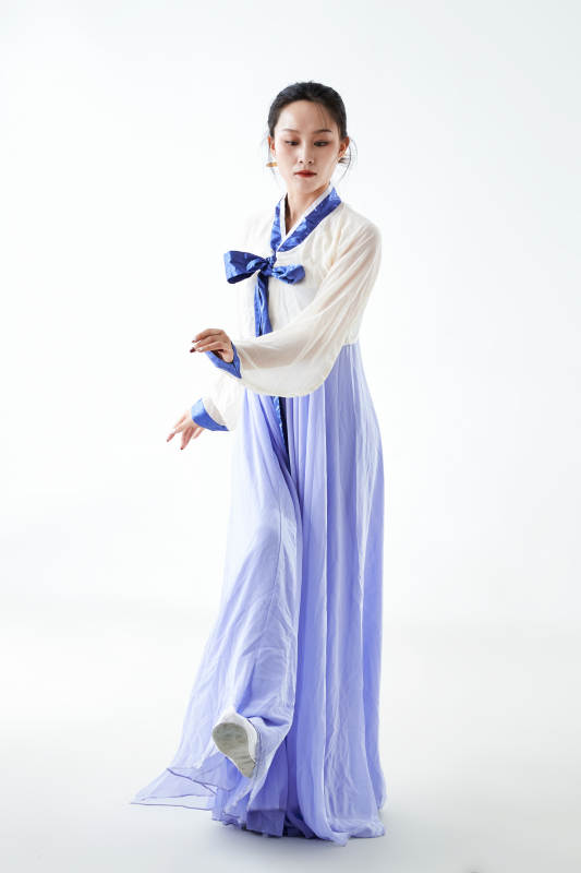 穿着中国朝鲜族传统服饰跳舞的少女图片