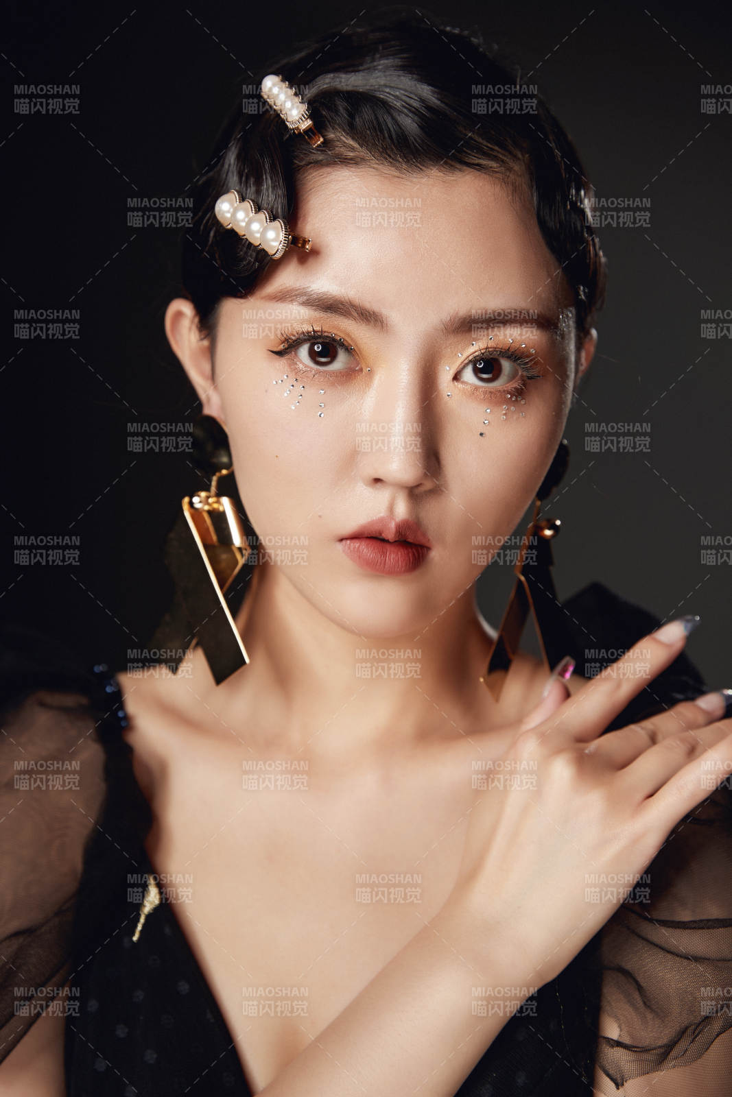 时尚亚洲女性婚纱妆面彩妆图片