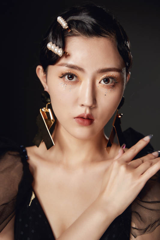 时尚亚洲女性婚纱妆面彩妆图片