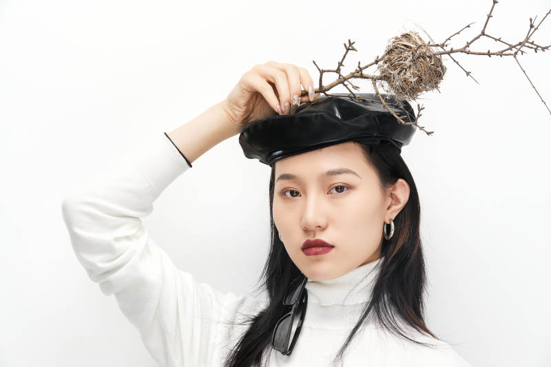 身穿复古服装的亚洲少女人像图片