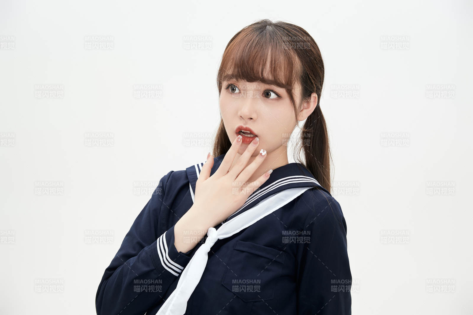 身穿日系高中制服的美丽少女图片