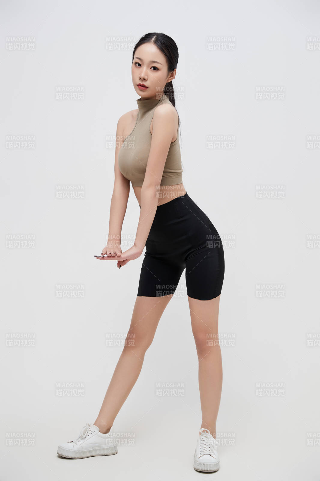 穿着运动服的亚洲美女图片