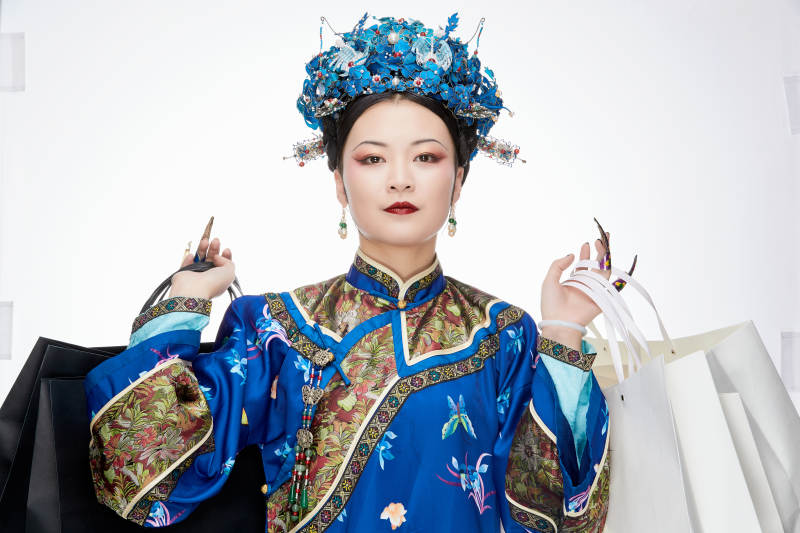 穿越而来手提购物袋的清朝皇后图片