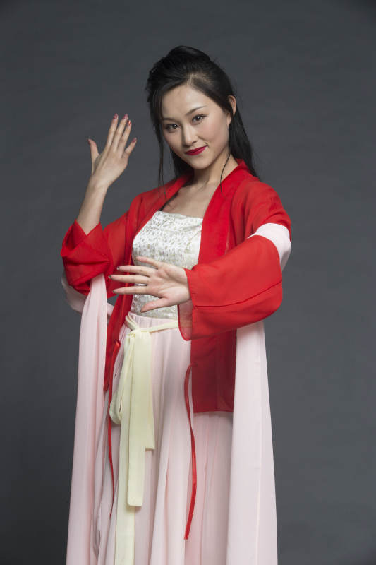 身穿古装的汉服女性人像汉服影棚拍摄图片