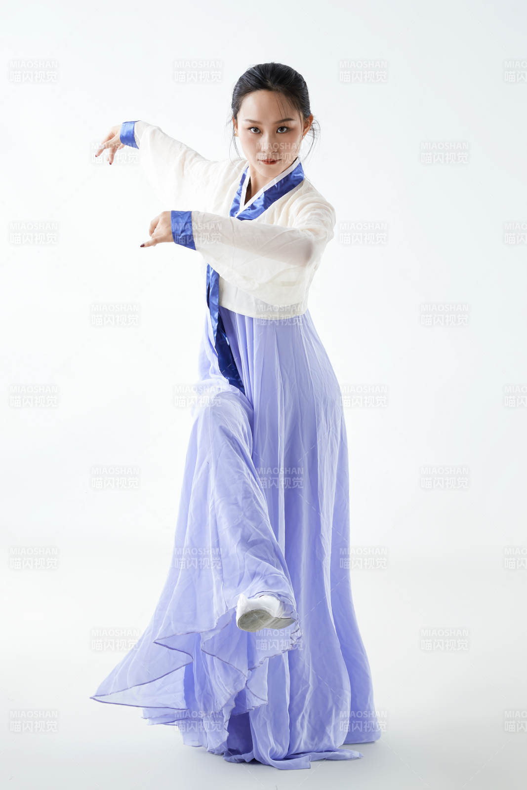 穿着中国朝鲜族传统服饰跳舞的少女图片