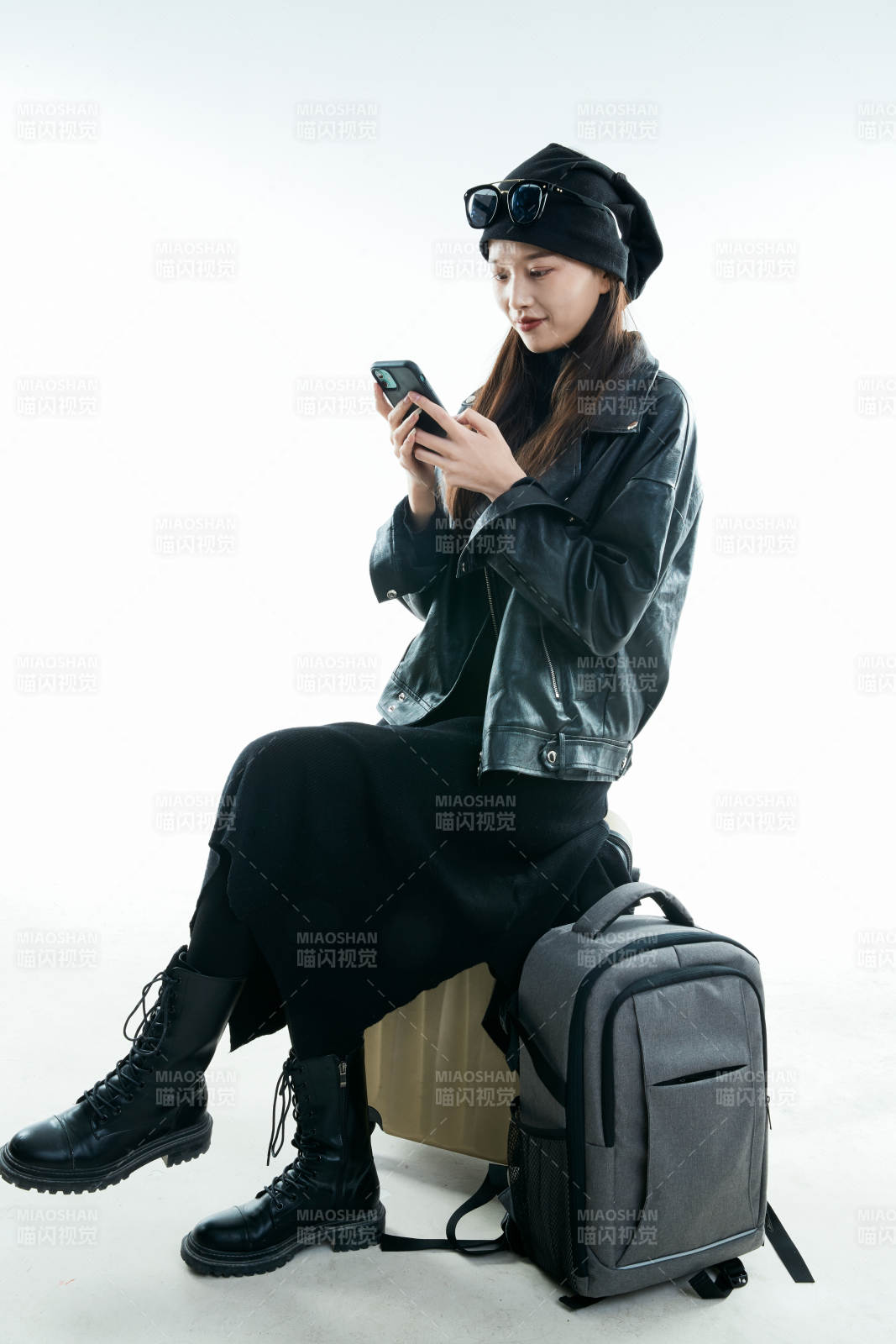 白色背景下准备出发旅行的美丽东方女大学生图片