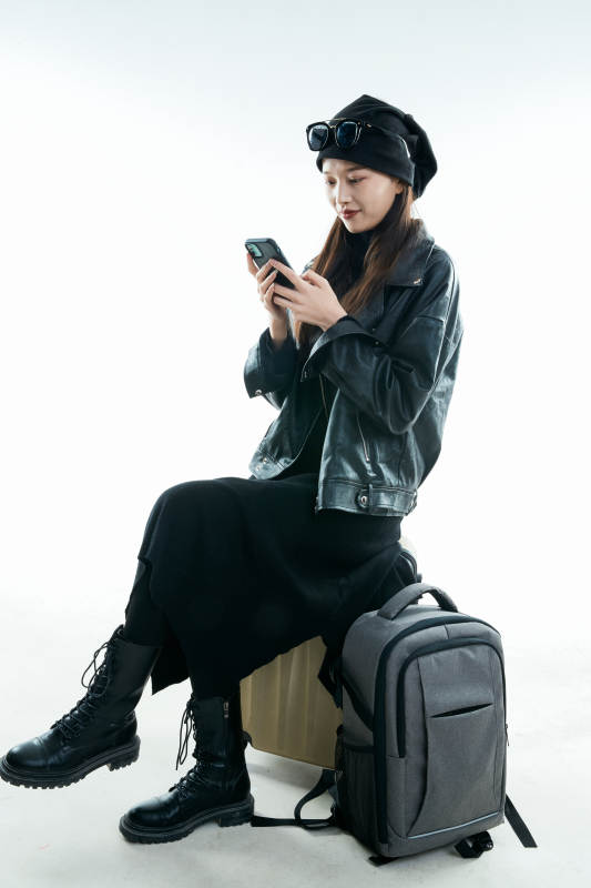 白色背景下准备出发旅行的美丽东方女大学生图片