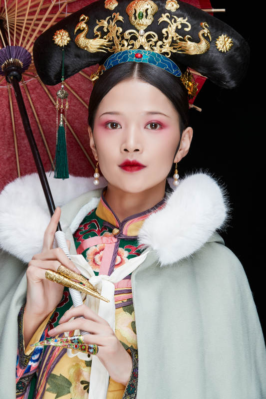 黑色背景下的清代女性古装造型清朝古装图片