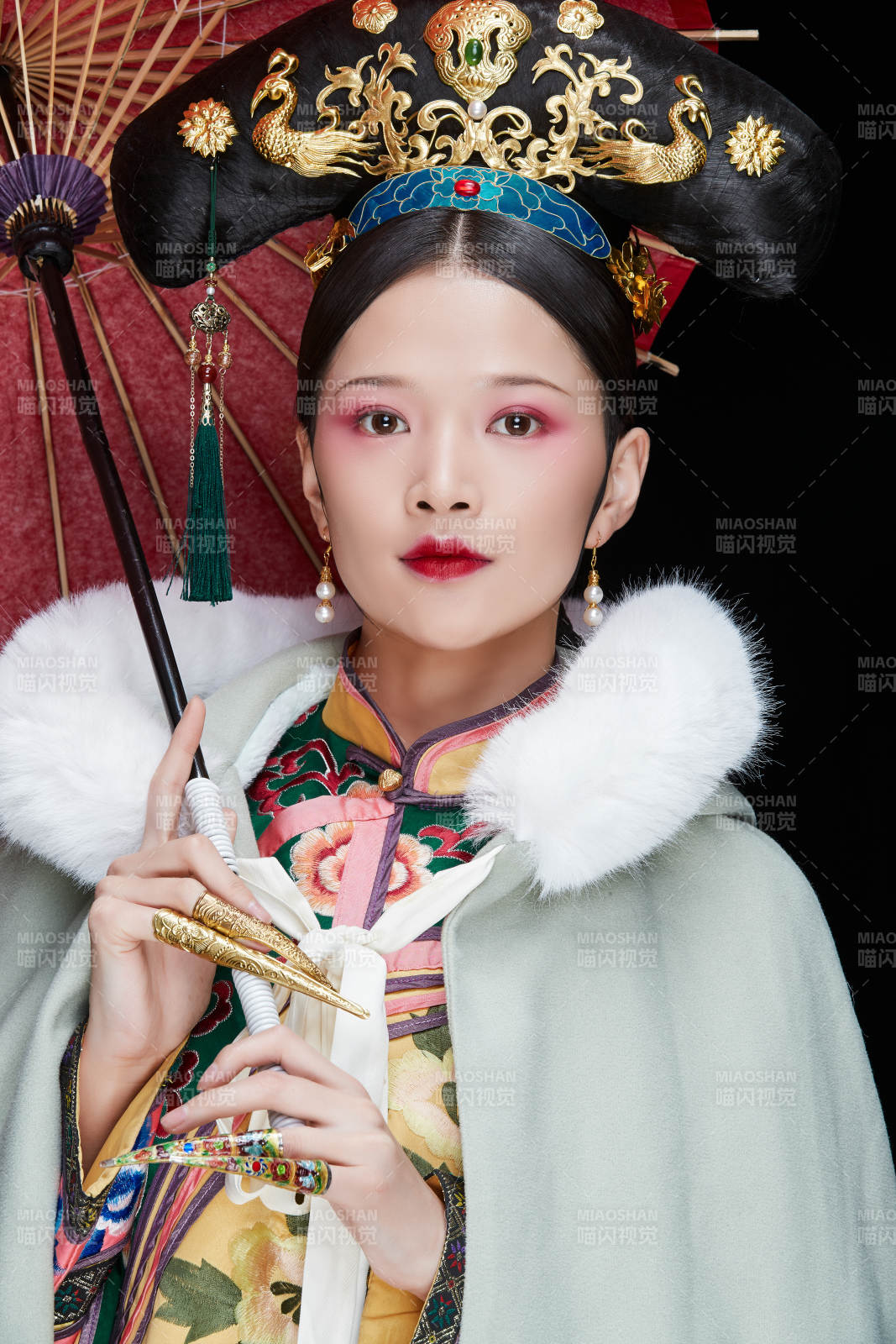 黑色背景下的清代女性古装造型清朝古装图片