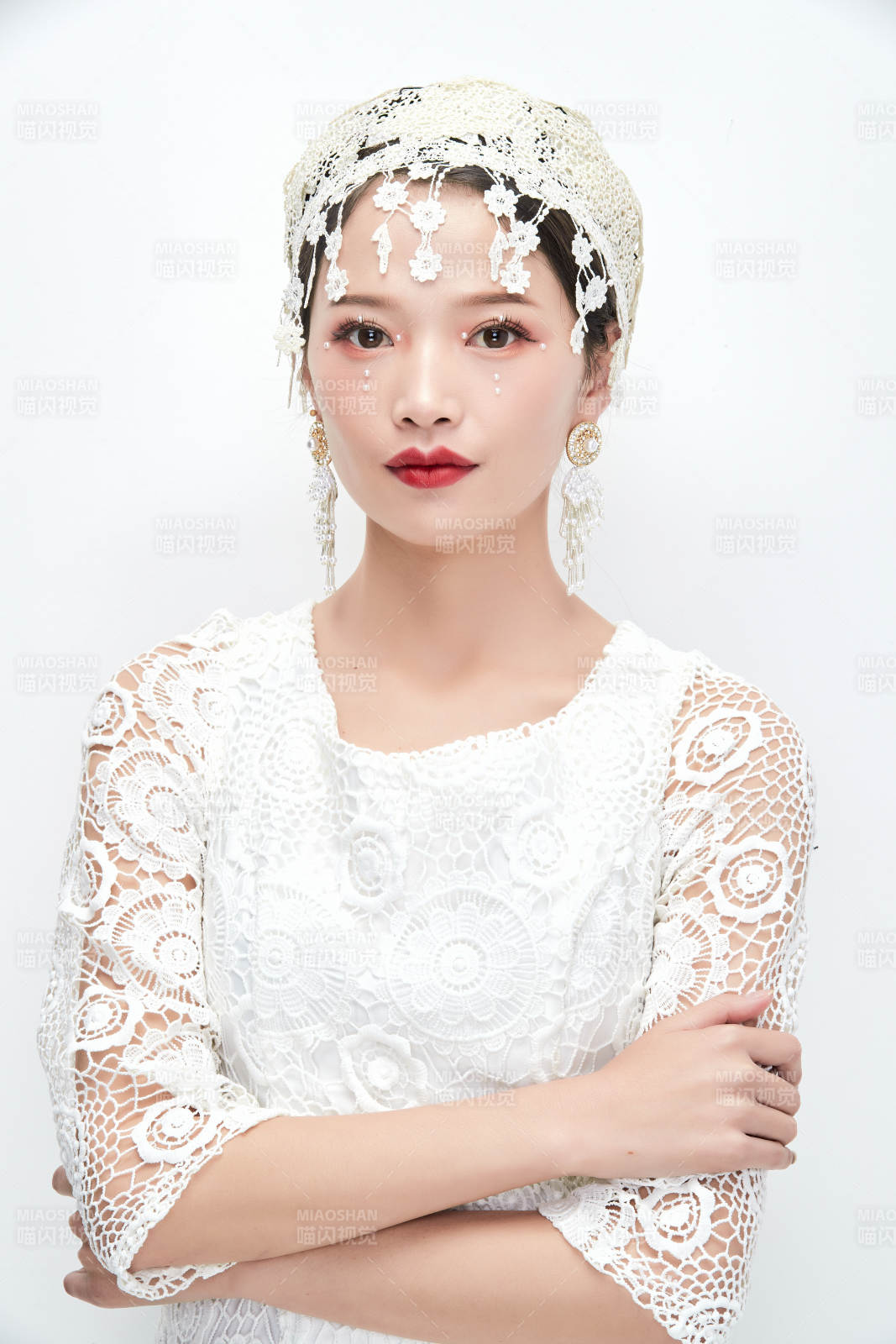 棚拍白色背景下的新娘美妆图片