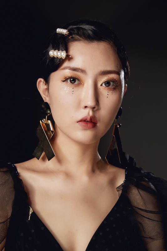时尚亚洲女性婚纱妆面彩妆图片