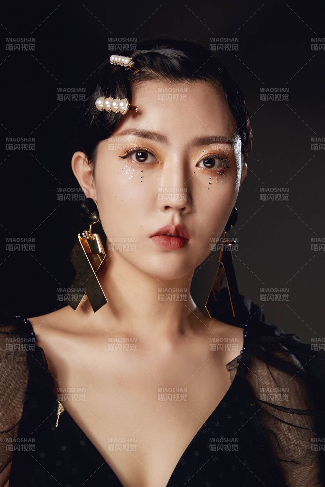 时尚亚洲女性婚纱妆面彩妆图片