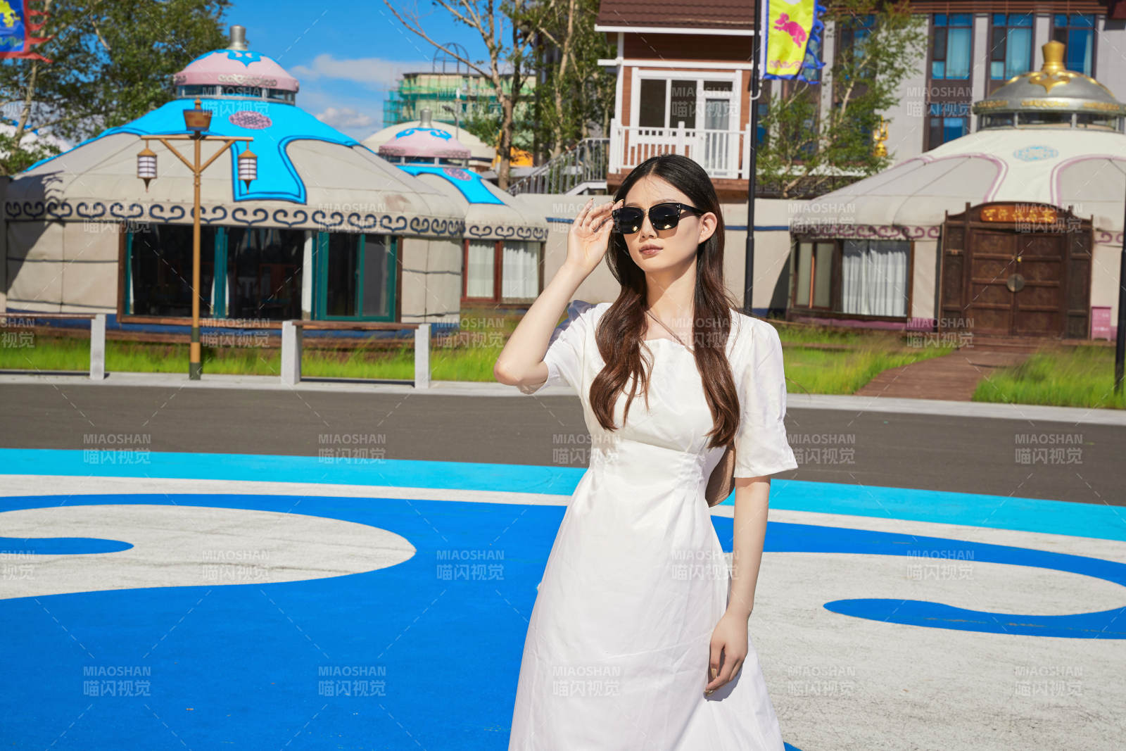 草原湿地公园游玩拍照的亚洲少女图片