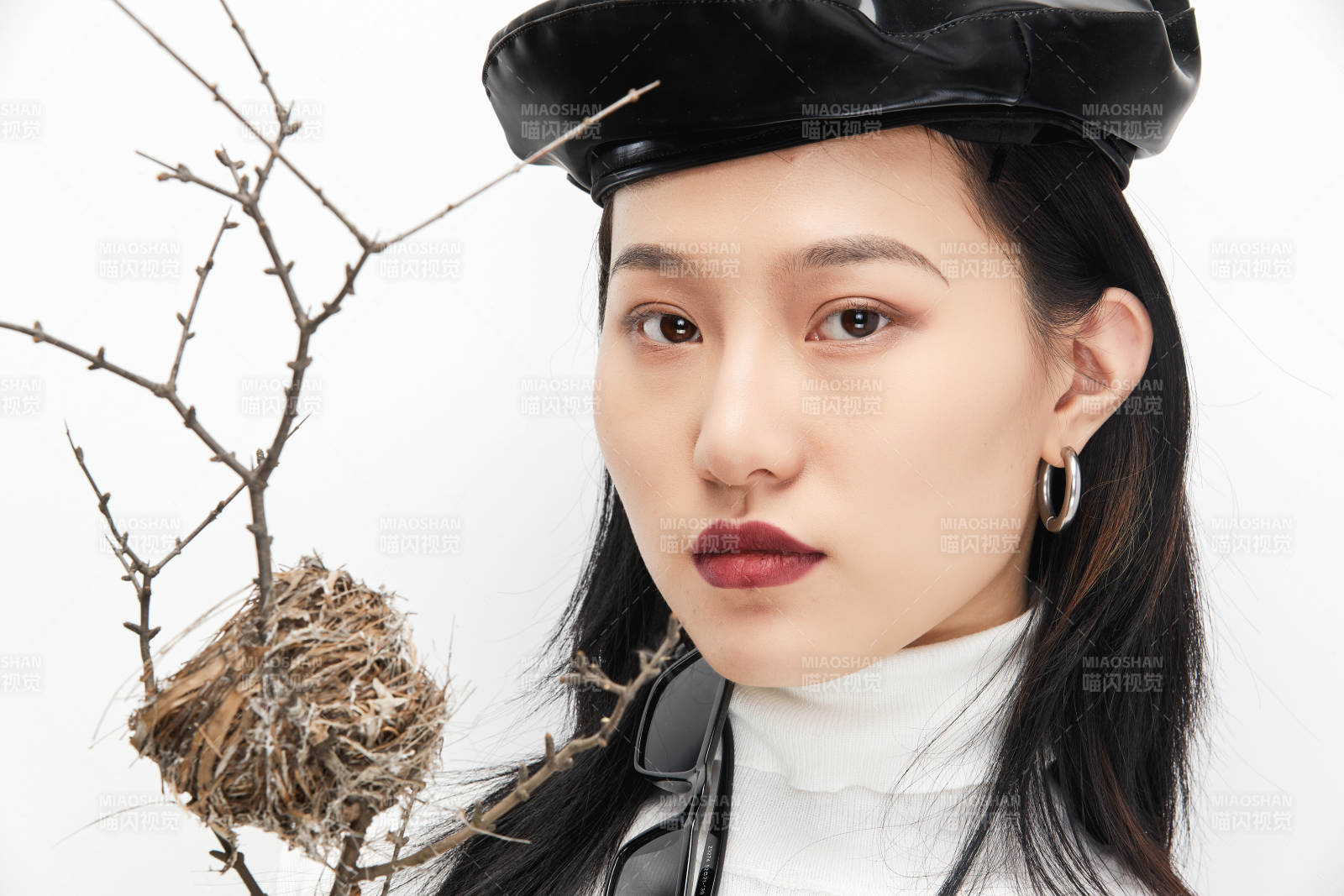 身穿复古服装的亚洲少女人像图片