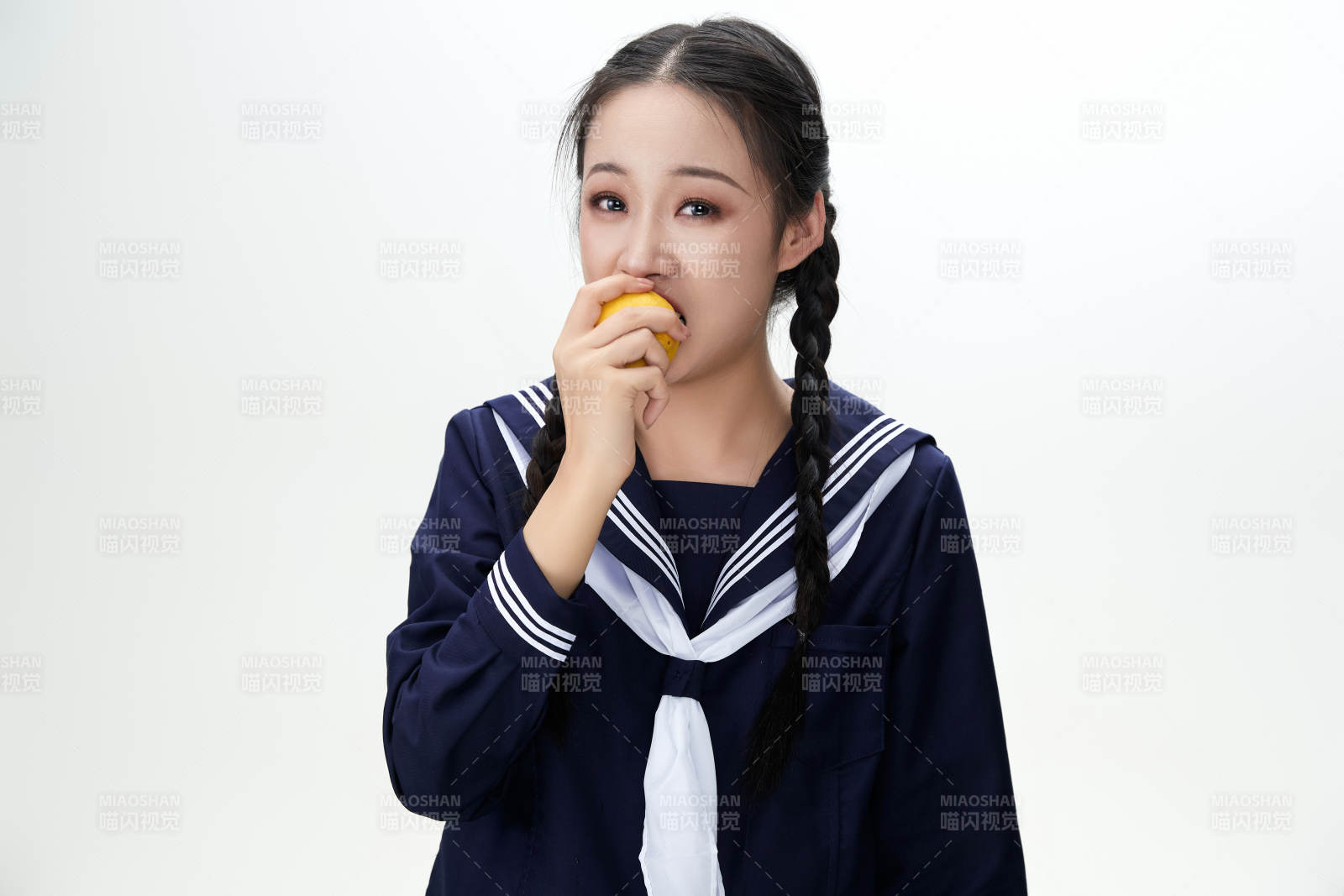 吃水果的亚洲东方长发少女图片