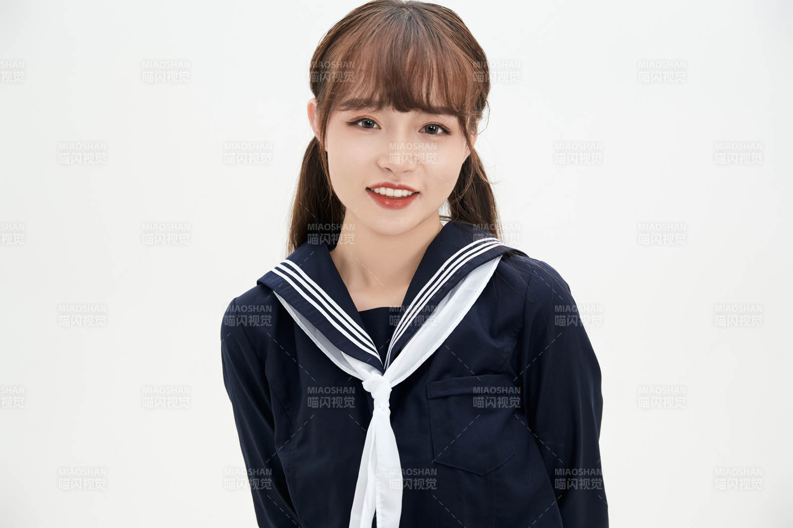 身穿日系高中制服的美丽少女图片