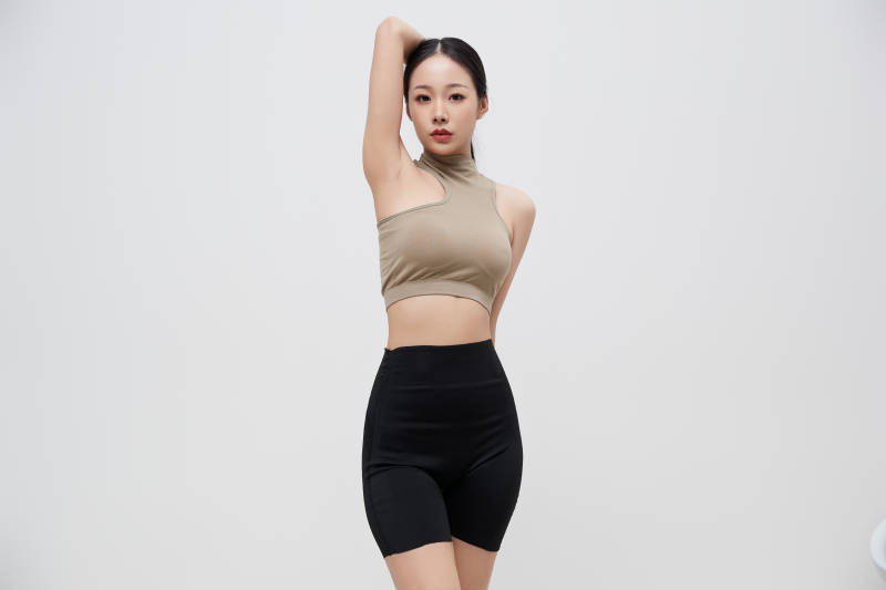 穿着运动服的亚洲美女图片