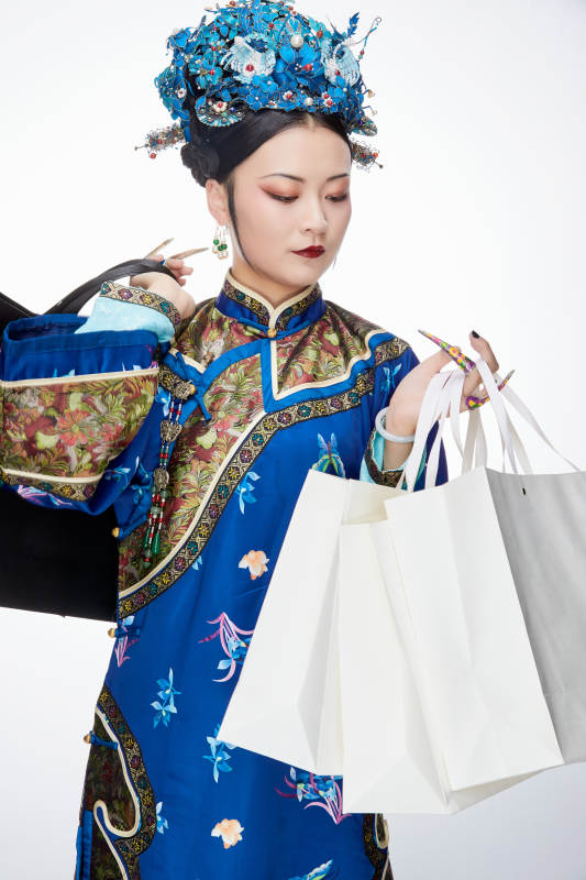 穿越而来手提购物袋的清朝皇后图片