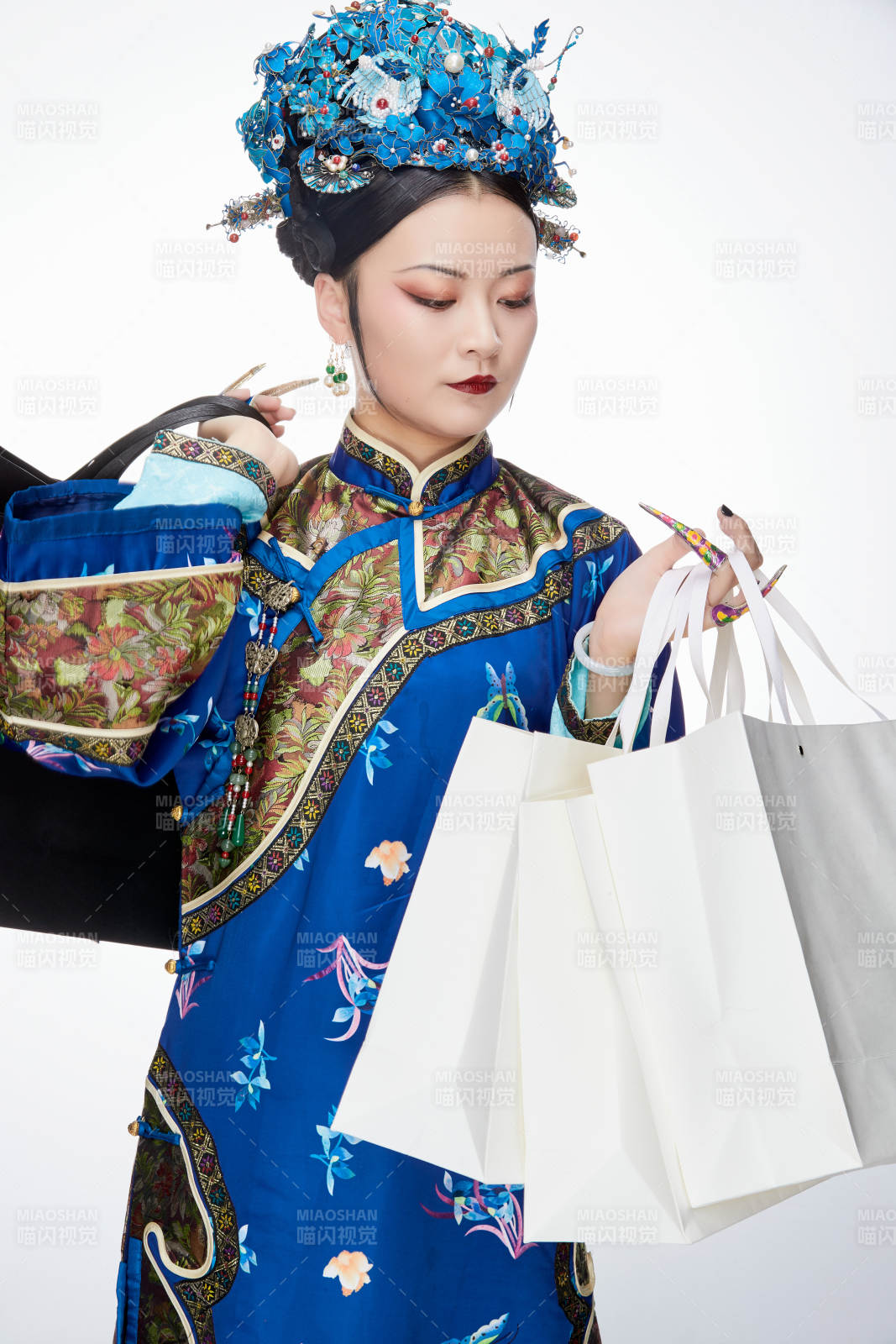 穿越而来手提购物袋的清朝皇后图片
