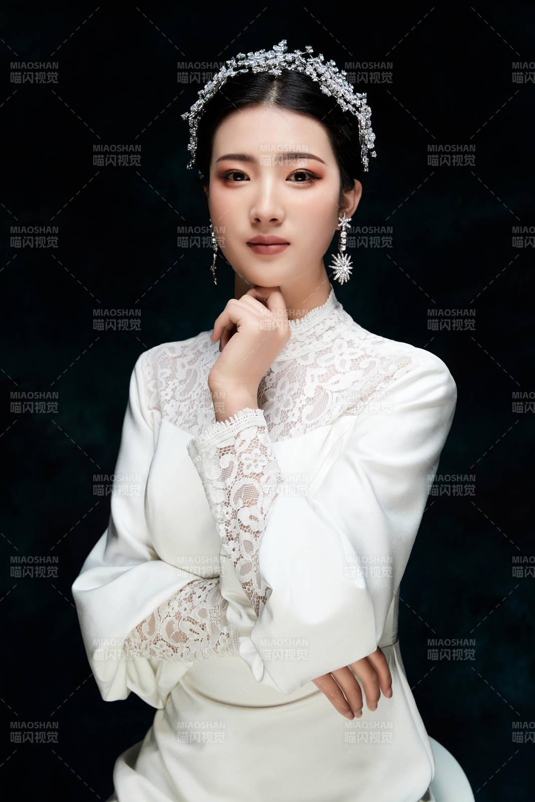 黑色背景下的女性复古婚纱妆面图片