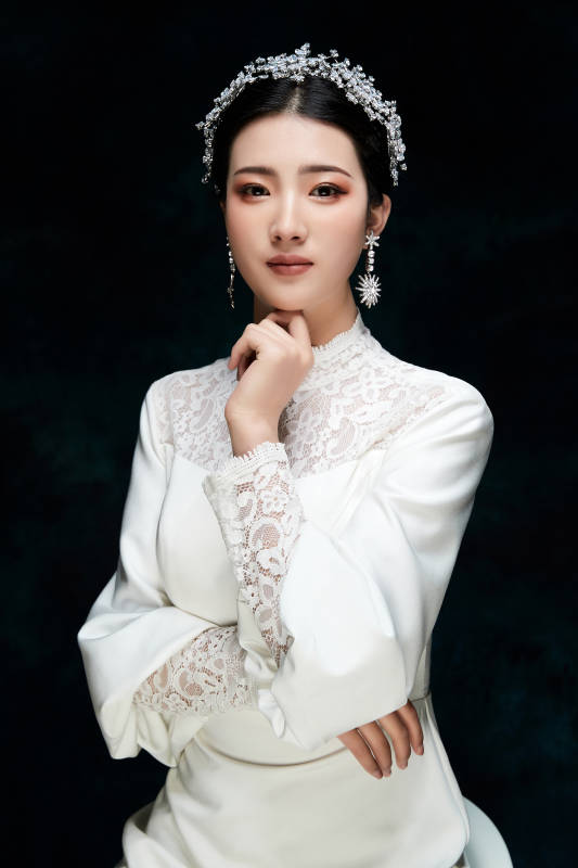 黑色背景下的女性复古婚纱妆面图片