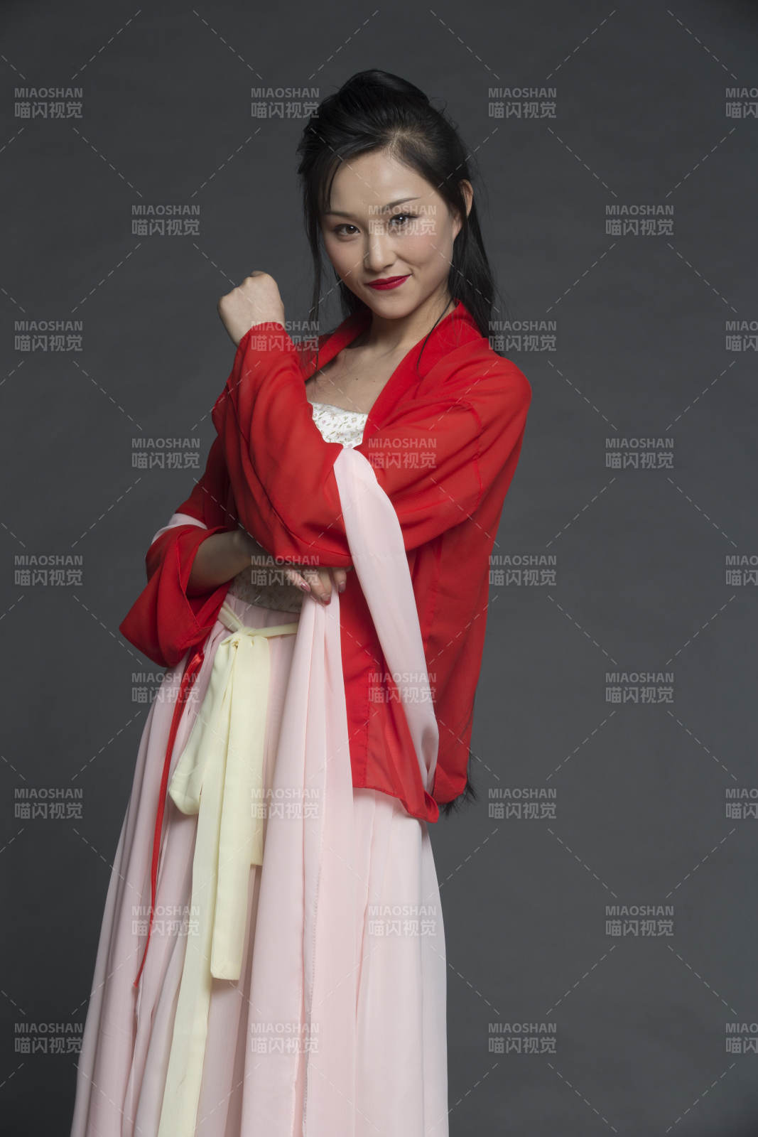 身穿古装的汉服女性人像汉服影棚拍摄图片