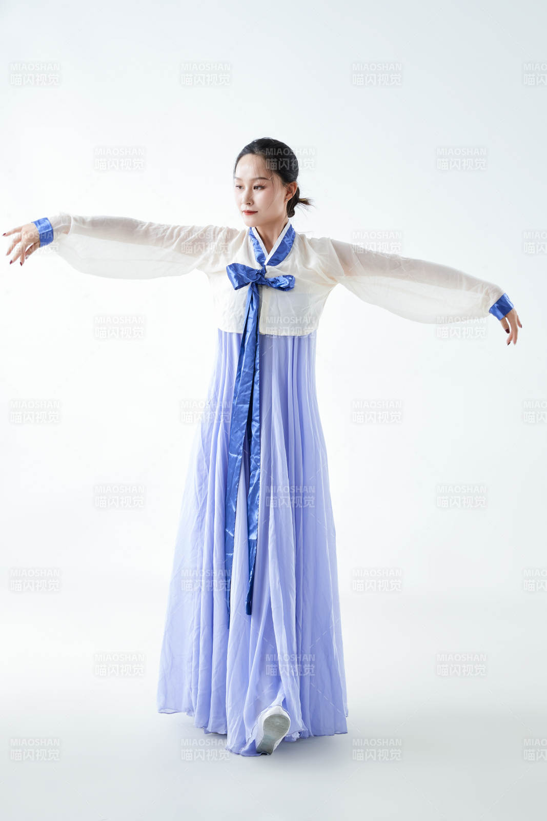 穿着中国朝鲜族传统服饰跳舞的少女图片