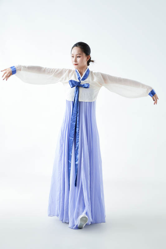 穿着中国朝鲜族传统服饰跳舞的少女图片