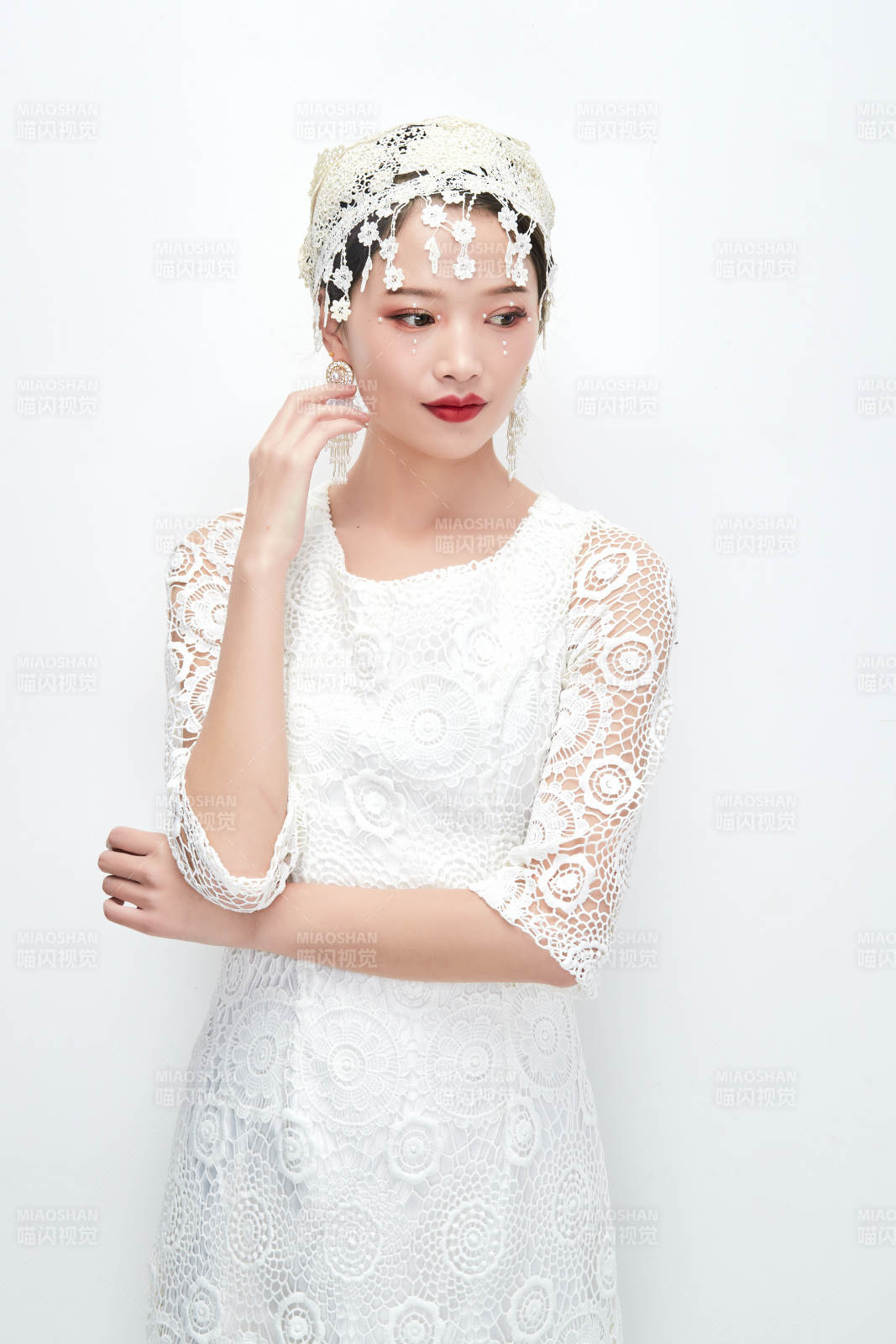 棚拍白色背景下的新娘美妆图片