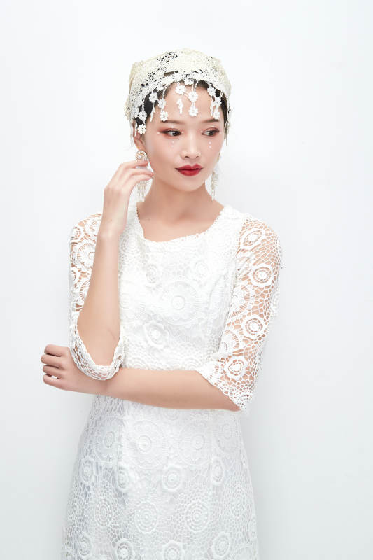 棚拍白色背景下的新娘美妆图片