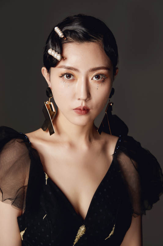 时尚亚洲女性婚纱妆面彩妆图片