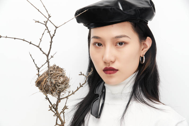 身穿复古服装的亚洲少女人像图片