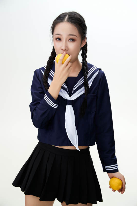 吃水果的亚洲东方长发少女图片