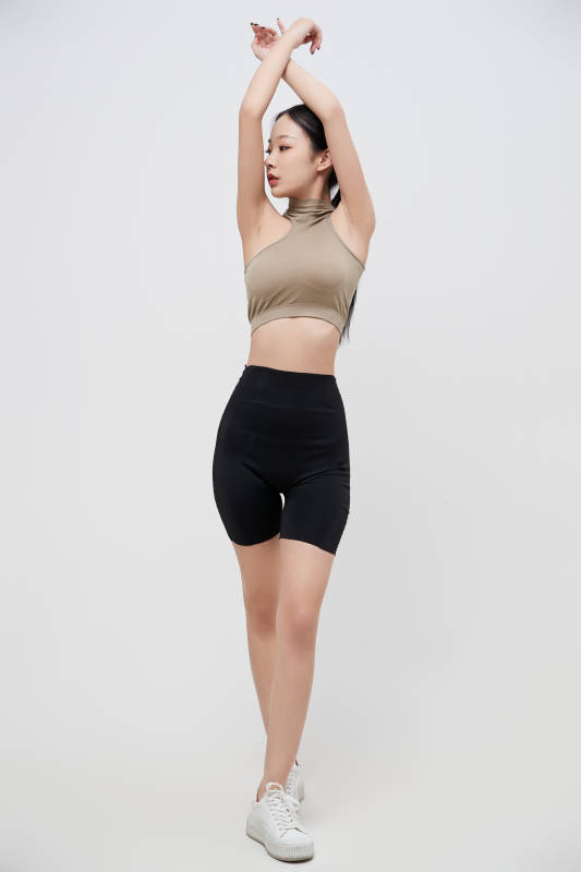 穿着运动服的亚洲美女图片