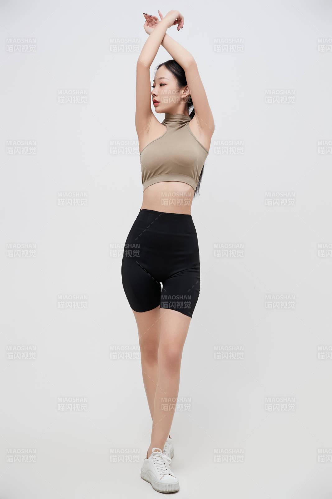 穿着运动服的亚洲美女图片