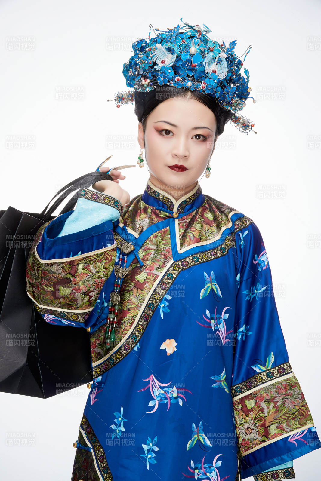 穿越而来手提购物袋的清朝皇后图片
