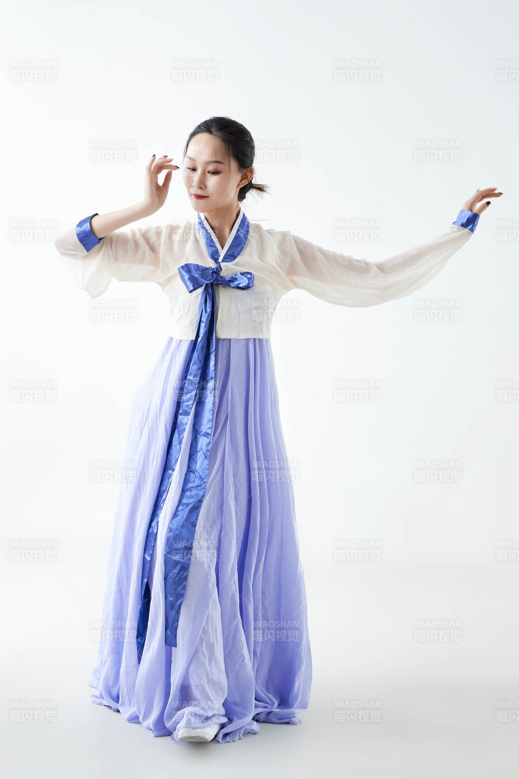 穿着中国朝鲜族传统服饰跳舞的少女图片