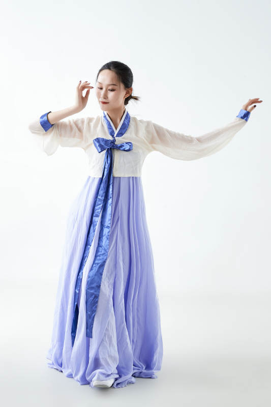 穿着中国朝鲜族传统服饰跳舞的少女图片