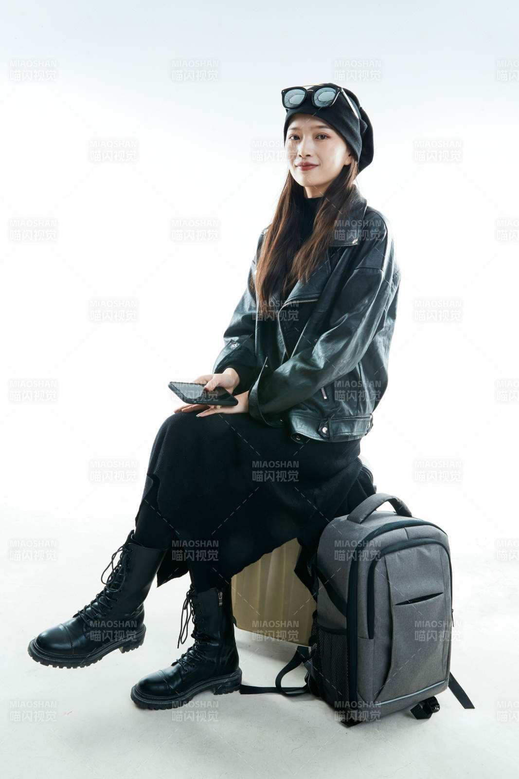白色背景下准备出发旅行的美丽东方女大学生图片