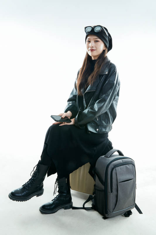 白色背景下准备出发旅行的美丽东方女大学生图片