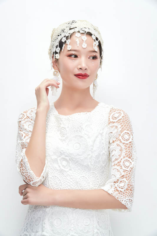 棚拍白色背景下的新娘美妆图片