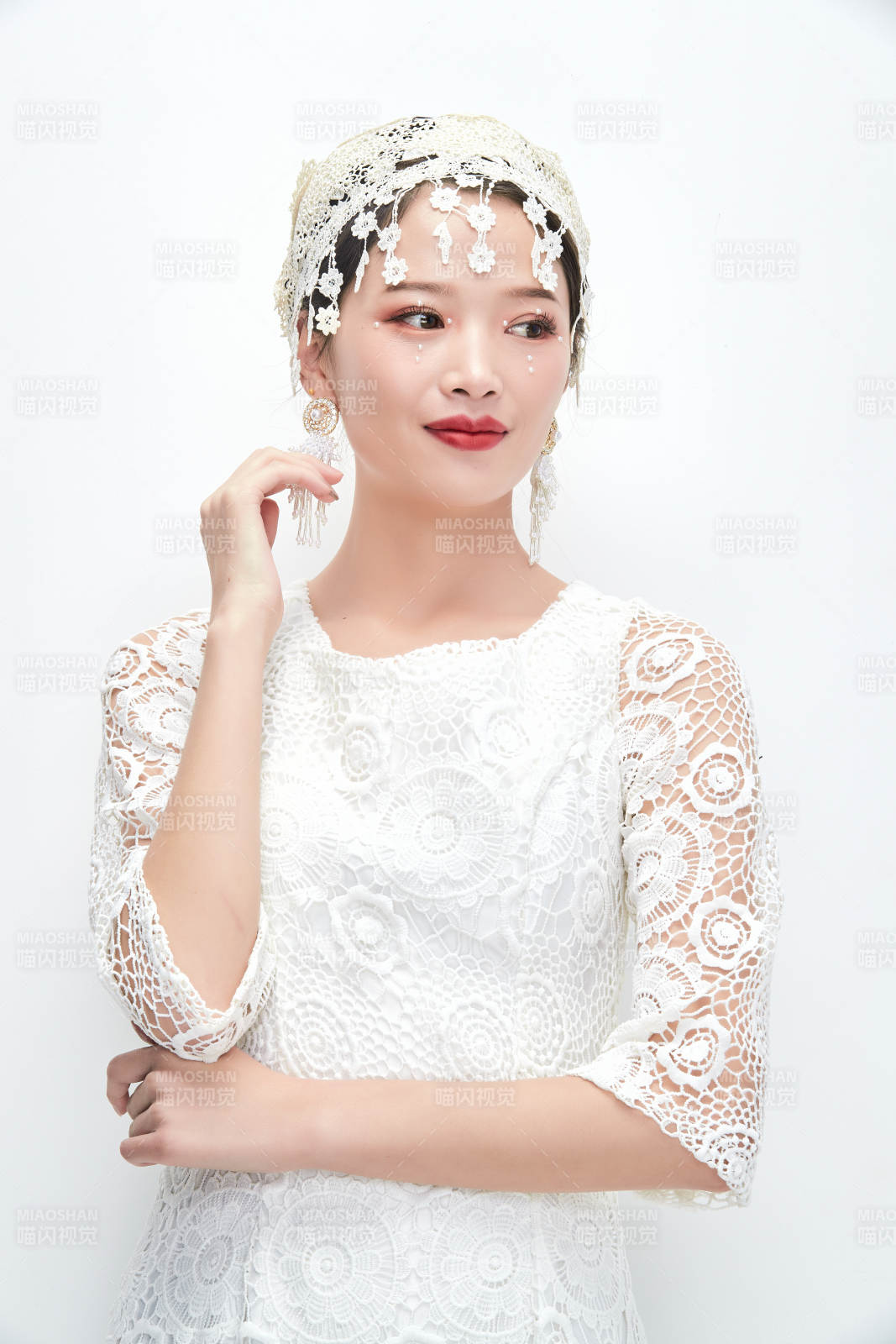 棚拍白色背景下的新娘美妆图片