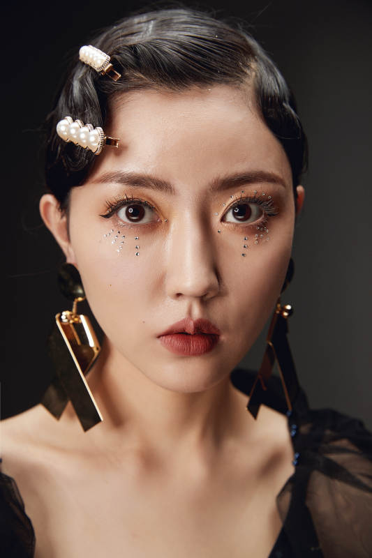 时尚亚洲女性婚纱妆面彩妆图片